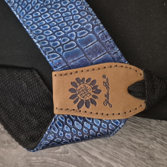 Blue flip flops, yellow box - Picture 3 of 3